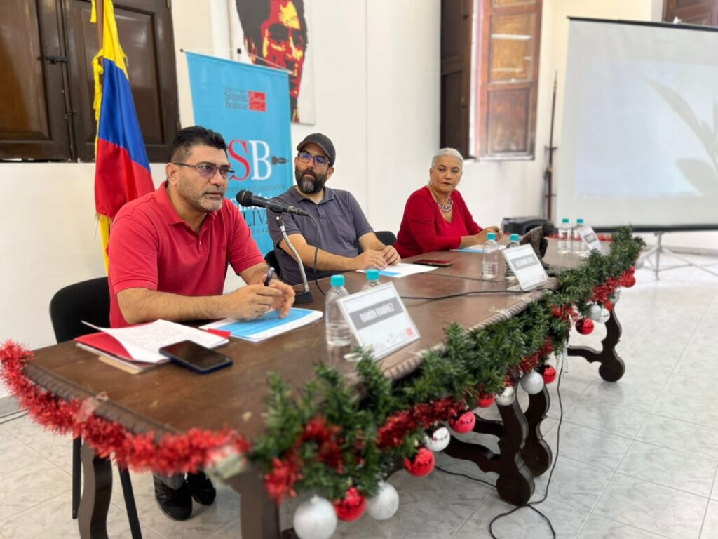 En el acto de inicio del Diplomado Vida y Obra del Libertador Simón Bolívar realizado en la Casa de la Historia Insurgente, el historiador Alejandro López estuvo acompañado por Ramón Ramírez, enlace del Diplomado en esta entidad; y Belkys Bigott, rectora de la Universidad Nacional Experimental del Magisterio del Ministerio del Poder Popular Educación, institución que junto a la Universidad Bolivariana de Venezuela (UBV)