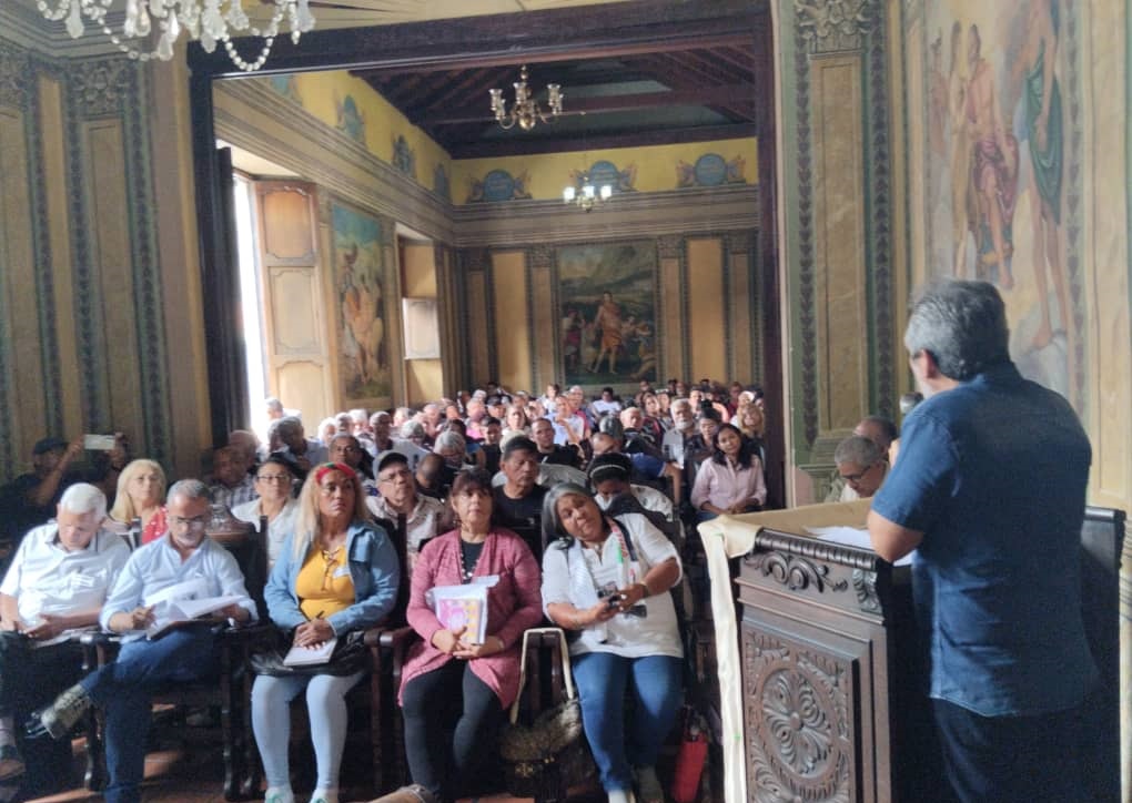 En el Museo de Historia Casa Páez de la ciudad de Valencia, estado Carabobo, se realizó el acto de inicio de la segunda cohorte del Diplomado Vida y Obra del Libertador Simón Bolívar en su modalidad presencial, con la presencia de Carlos Franco, director de Investigación y Formación del Centro de Estudios Simón Bolívar (CESB); Ángel García, coordinador de la Red de Historia, Memoria y Patrimonio y Eduardo Ortunio, enlace estadal del Diplomado